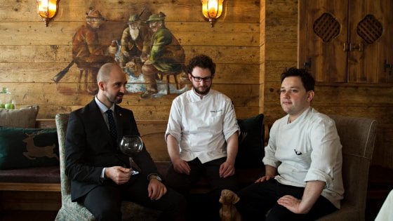 Stube Gourmet, il ma&icirc;tre e sommelier Jgor Tessari, al centro lo chef Alessio Longhini e il suo secondo Jacopo Crosta, ritratti da Lido Vannucchi