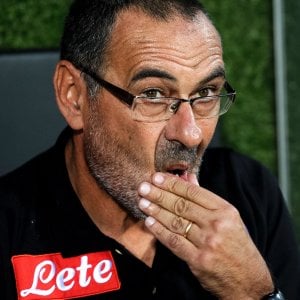 Napoli, tra ritiro e quadrangolare di lusso. Poi caccia al jolly sulla fascia
