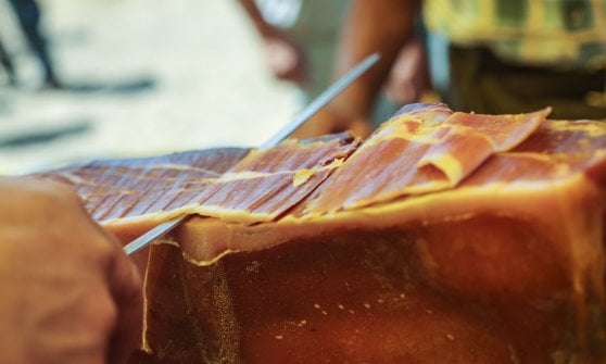 Salumi e vino per festeggiare la raccolta