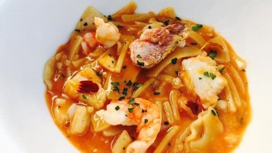 Pasta "mischiata" con zuppetta di pesci di scoglio