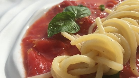 Aglio, olio, San Marzano e basilico, la ricetta di Alfonso Caputo da assaggiare venerd&igrave; 8 settembre per la giornata a tema "Pasta al pomodoro"