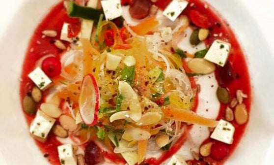 Pinzimonio con tofu, rape rosse e frutta secca