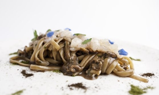Trenette Mancini con aglio nero, lupini e coriandolo sono una riuscita rivisitazione dei classici spaghetti alle vongole