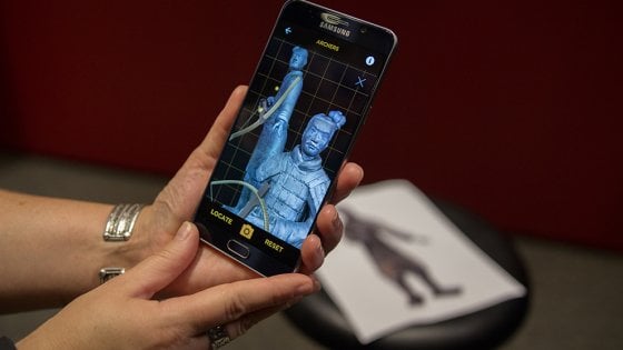 Gli antichi guerrieri di terracotta cinesi armati dallo smartphone 