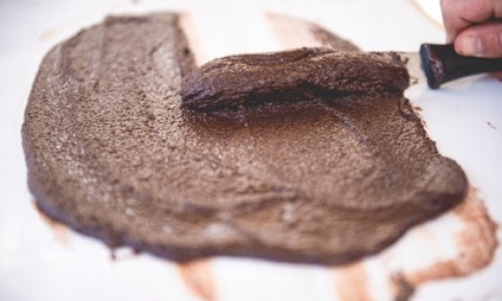 La fase dell'arrotolatura del cioccolato