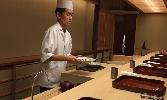 Il banco del ristorante Kiyama, a Kyoto