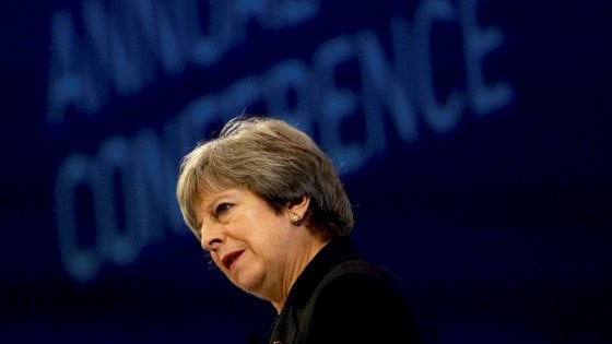 Borse in calo, la May in affanno spinge giù la sterlina