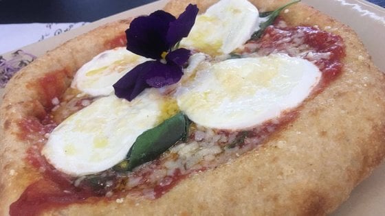La montanara, con fiori eduli