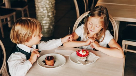 Cari genitori, volete fare stare bene i bambini al ristorante? Studiate queste 10 regole