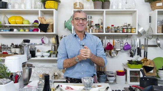 Max Mariola all'opera in una lezione di cucina