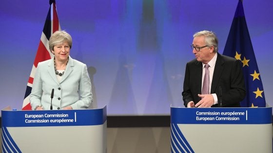 May e Juncker danno l'annuncio dell'accordo