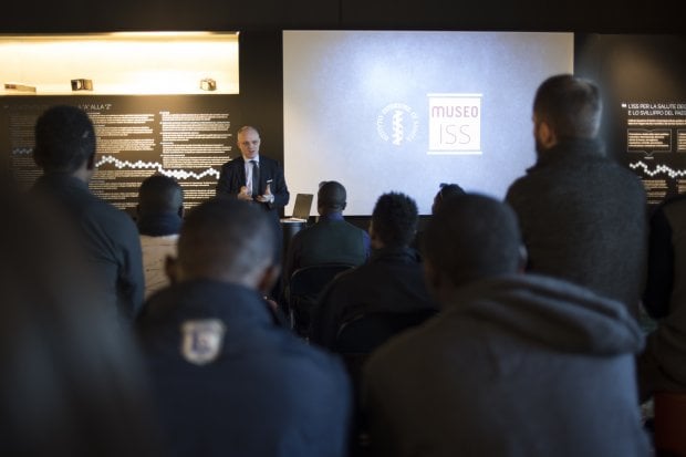 Al Museo dell'Istituto superiore di sanità i ricercatori accolgono i giovani migranti