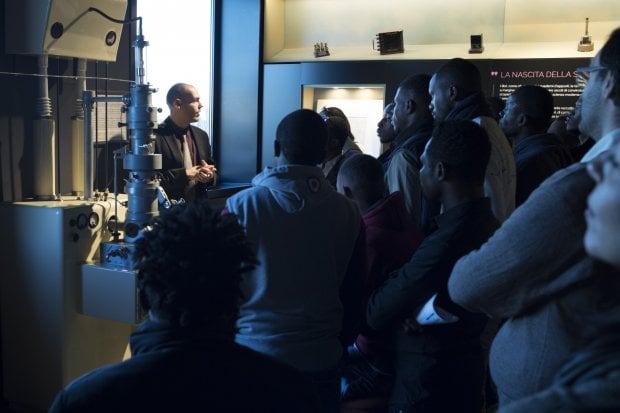 Al Museo dell'Istituto superiore di sanità i ricercatori accolgono i giovani migranti