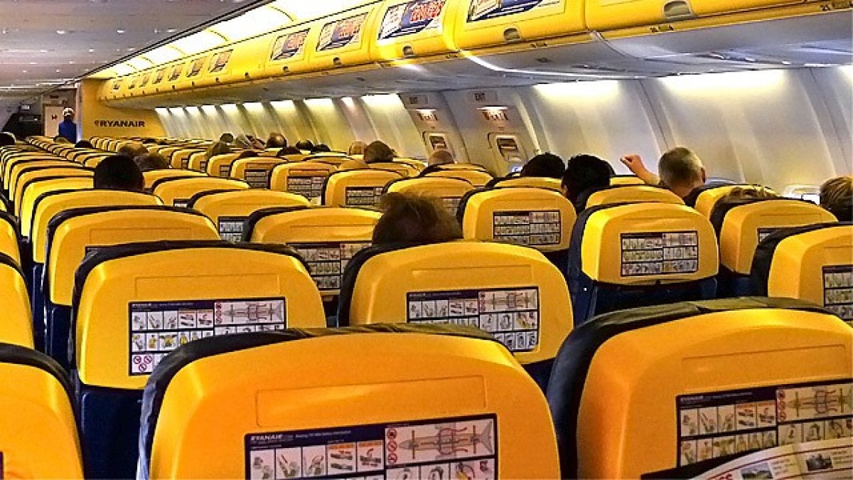Rivoluzione Ryanair: addio al trolley gratis. In cabina permessi solo borse  e zainetti - la Repubblica