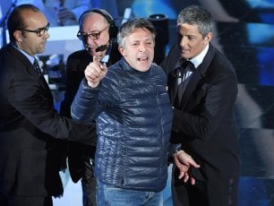 Sanremo 2018, Fiorello interrotto sul palco da un intruso