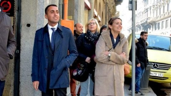 Luigi Di Maio con Cristina Belotti (in cappotto beige)