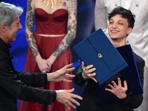 Sanremo 2018, è Ultimo il vincitore dei giovani. I duetti dei Campioni e il rock di Nannini e Pelù