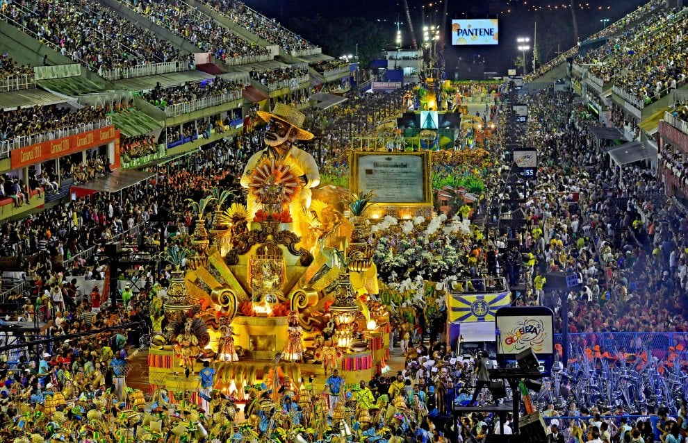 Il Carnevale Accende Il Sambodromo Show Di Luci E Colori A Rio De 