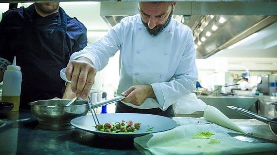Giuseppe Misuriello ai fornelli (foto Chic - Charming Italian Chef)