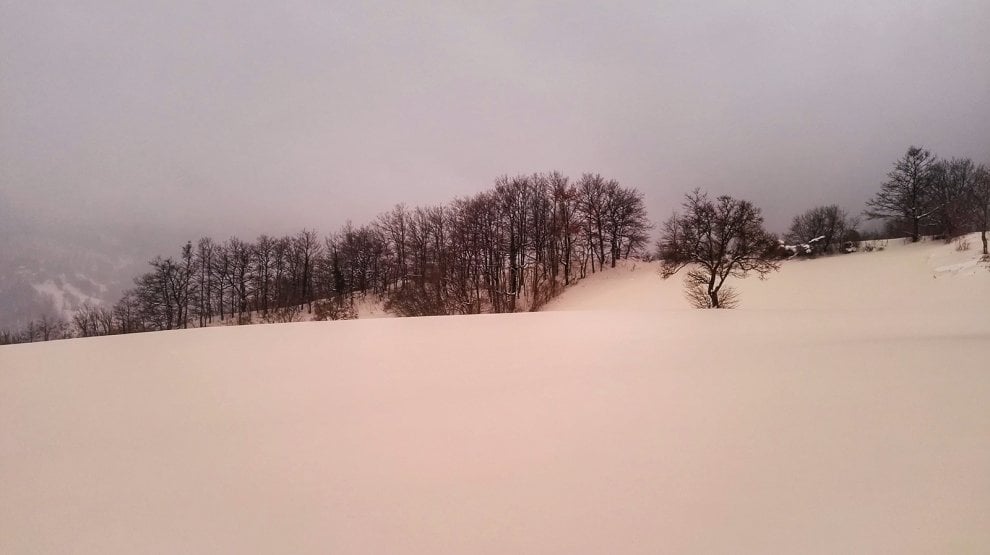 In Toscana la neve è rosa: lo spettacolo sugli Appennini 
