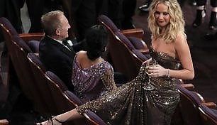 Jennifer Lawrence ancora 'bad girl': bicchiere in mano, scavalca le poltrone