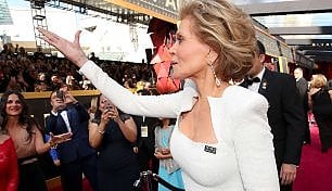 Jane Fonda in bianco con la spilla "Time's up"