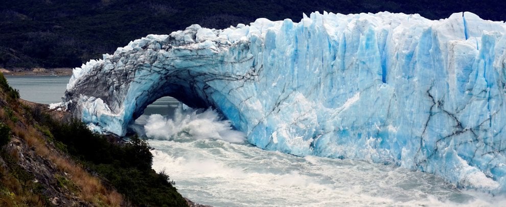 Argentina, il gigante di ghiaccio perde i pezzi:  il crollo sul Perito Moreno