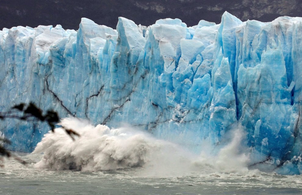 Argentina, il gigante di ghiaccio perde i pezzi:  il crollo sul Perito Moreno