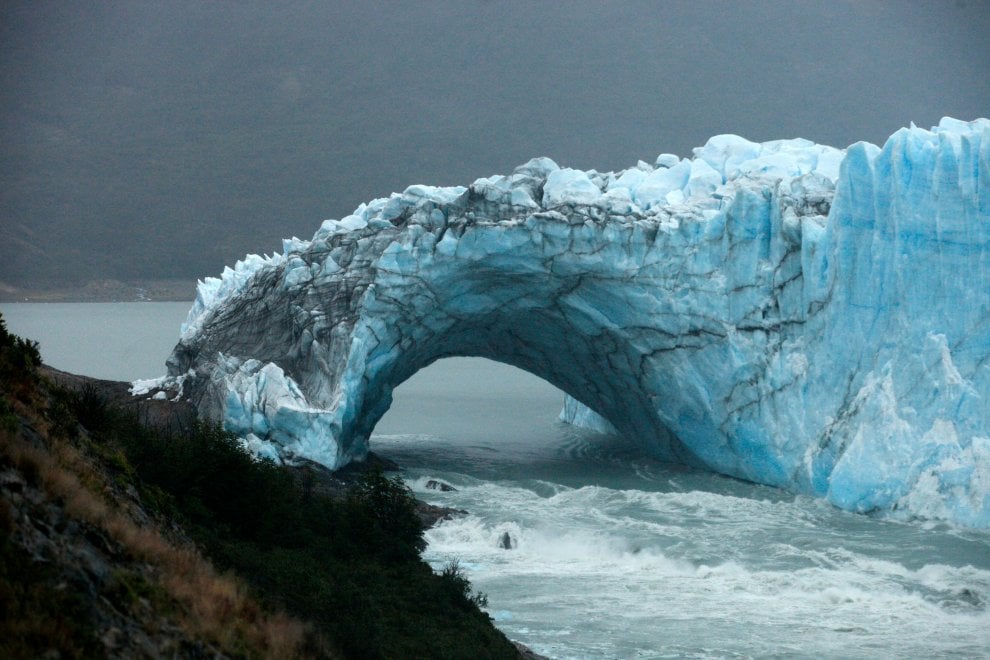 Argentina, il gigante di ghiaccio perde i pezzi:  il crollo sul Perito Moreno