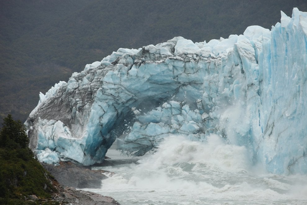 Argentina, il gigante di ghiaccio perde i pezzi:  il crollo sul Perito Moreno