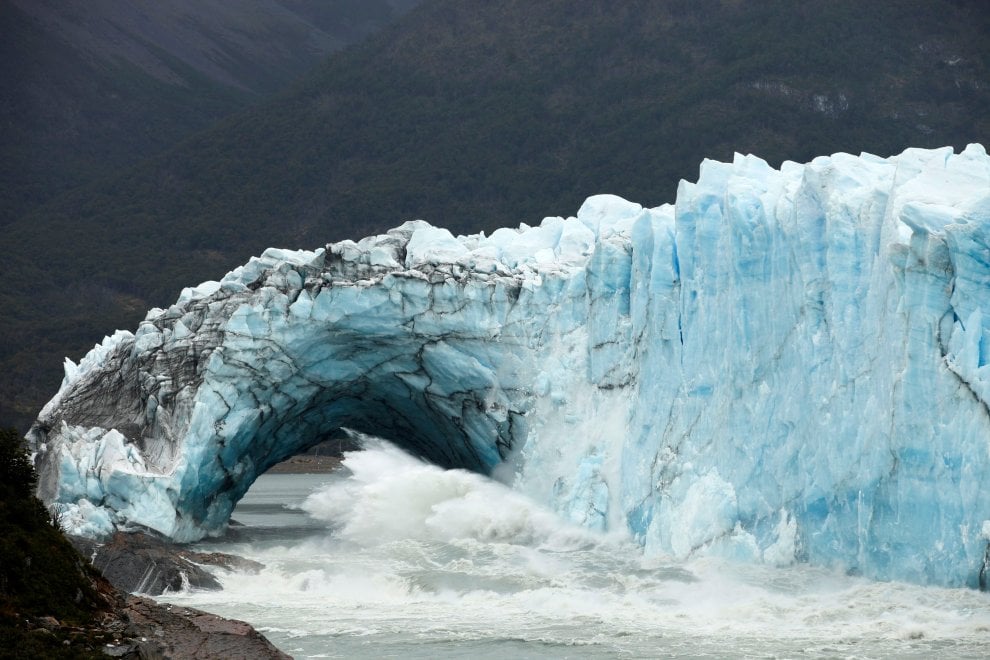 Argentina, il gigante di ghiaccio perde i pezzi:  il crollo sul Perito Moreno