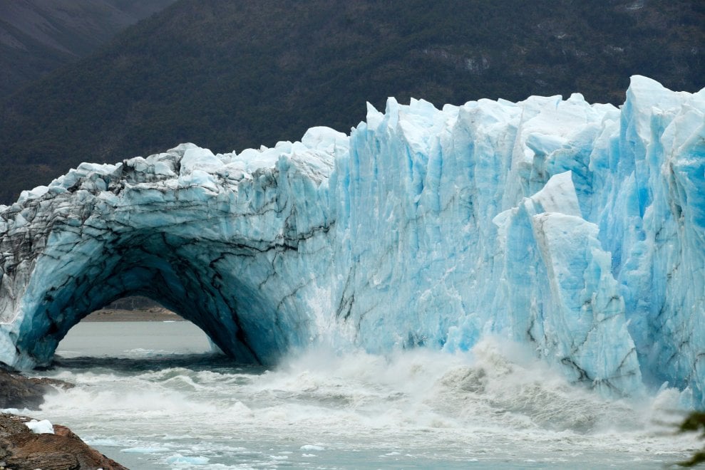 Argentina, il gigante di ghiaccio perde i pezzi:  il crollo sul Perito Moreno