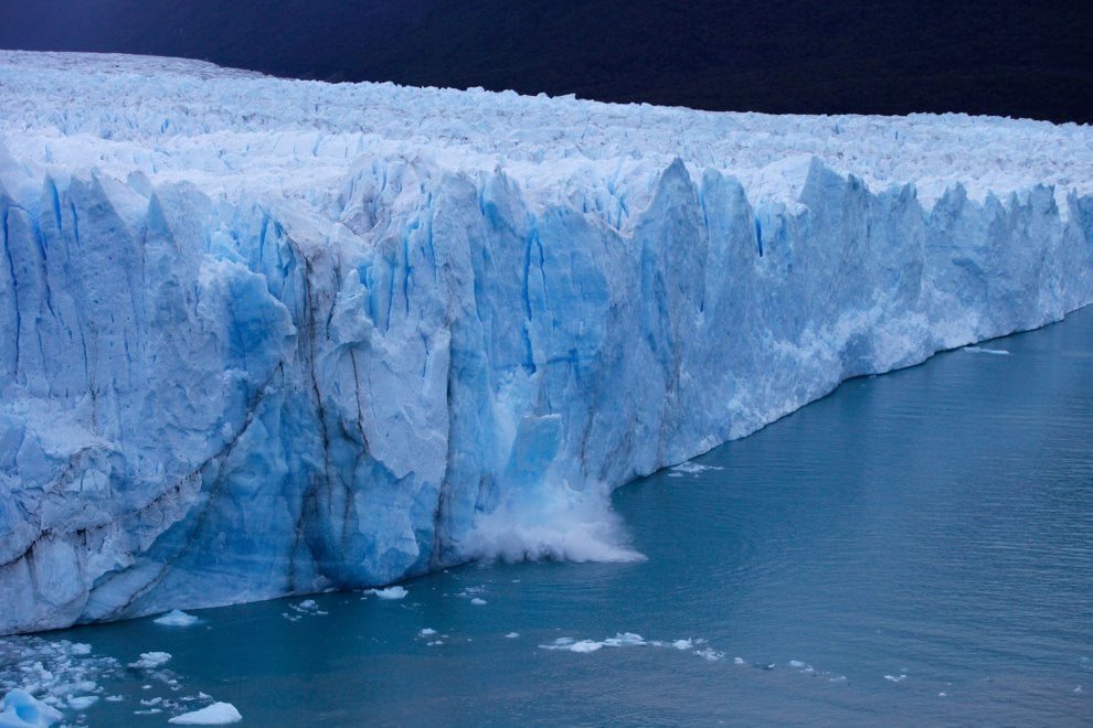 Argentina, il gigante di ghiaccio perde i pezzi:  il crollo sul Perito Moreno