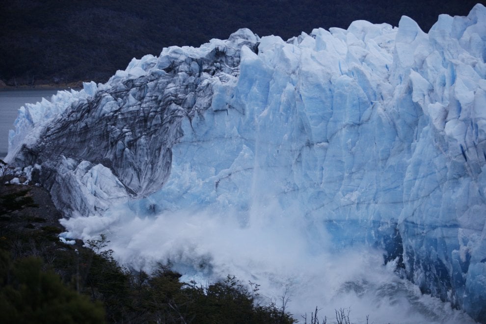 Argentina, il gigante di ghiaccio perde i pezzi:  il crollo sul Perito Moreno