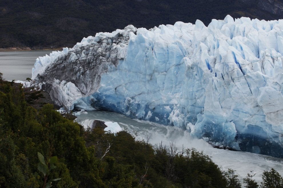 Argentina, il gigante di ghiaccio perde i pezzi:  il crollo sul Perito Moreno