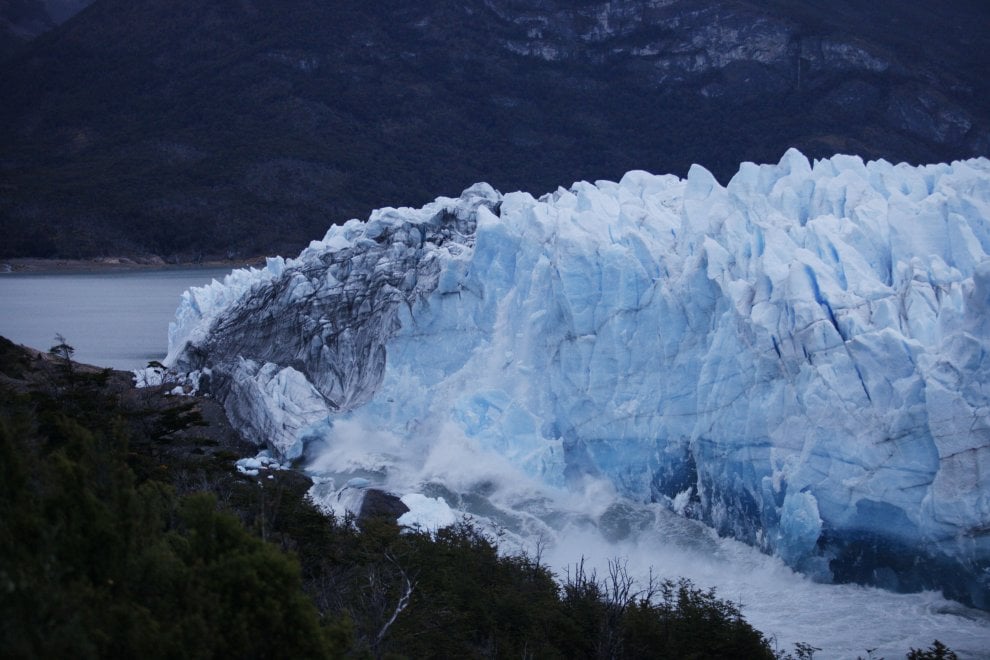 Argentina, il gigante di ghiaccio perde i pezzi:  il crollo sul Perito Moreno