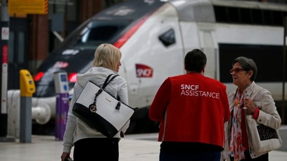 Francia, ancora sciopero dei ferrovieri. Disagi e ingorghi a Parigi e dintorni