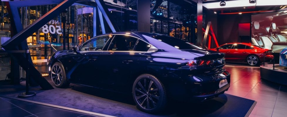 Nuova PEUGEOT 508, che festa sugli Champs-Elysées