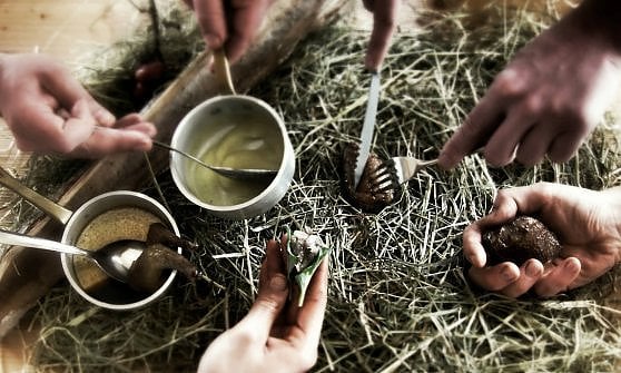 Piccione, fieno e mare: piccione arrostito nel fieno e servito con crudo di sgombro e ricci di mare (foto Chiara Covolo)