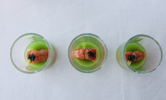 Crudo di gamberi rossi, colatura di alici, miele, peperoncino, sedano e gin&nbsp;