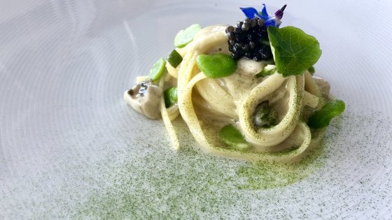 Linguina Pastificio dei Campi di Gragnano con salsa emulsionata di ostriche, favette, polvere di dragoncello e caviale