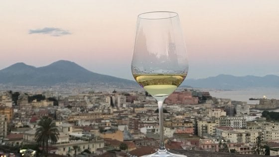 E a maggio tutta Napoli diventa il regno del vino