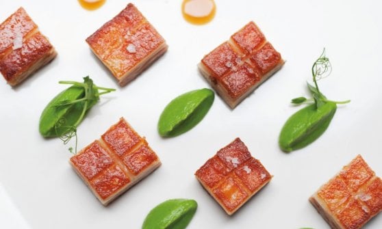 Il maialino morbido con pur&eacute; di piselli freschi e salsa all'arancia