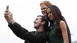 Tutti pazzi per il royal selfie:<br />in strada c'&egrave; la coppia "fake"