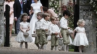 <a href="https://d.repubblica.it/moda/2018/05/16/news/matrimonio_meghan_markle_principe_harry_scelti_pagetti_damigelle_onore_principini_charlotte_george_cambridge-3983650/">I paggetti e le damigelle<br />per un corteo da mini-star</a>