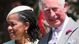 <a href="https://rep.repubblica.it/pwa/traduzione/2018/05/19/news/royal_wedding_simbolismi_e_mix_di_etnie_come_piace_alla_nazione-196848859/?ref=RHPPLF-BH-I0-C8-P2-S1.8-T2" class="rep-small">Simbolismi e mix<br />di etnie come piace alla nazione</a>