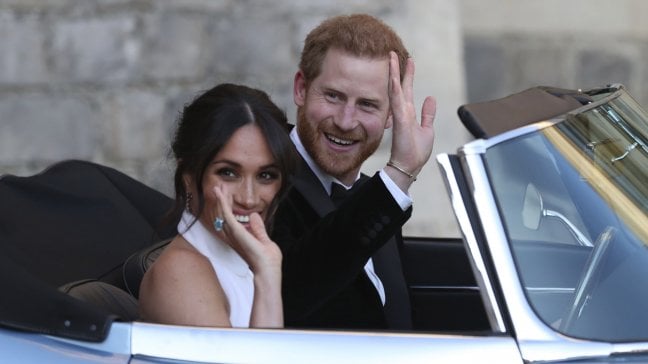 Cambio d'abito per gli sposi, e via in Jaguar:<br />ecco il duca e la duchessa del Sussex