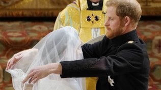 <a href="https://video.repubblica.it/dossier/royal-wedding-harry-meghan-markle/royal-wedding-harry-sussurra-a-meghan-sei-meravigliosa-poi-anticipa-il-suo-si/305320/305949?video&amp;ref=RHPPLF-BH-I0-C8-P2-S3.2-T1"><strong>Video</strong> Harry sussurra: "Sei meravigliosa". E anticipa il "s&igrave;"</a>