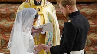 <a href="https://video.repubblica.it/dossier/royal-wedding-harry-meghan-markle/royal-wedding-lo-scambio-degli-anelli-e-le-promesse-vi-dichiaro-marito-e-moglie/305289/305918?ref=RHPPLF-BH-I0-C8-P2-S1.8-T2"><strong>Video</strong> Lo scambio degli anelli. <br />"Vi dichiaro marito e moglie"</a>