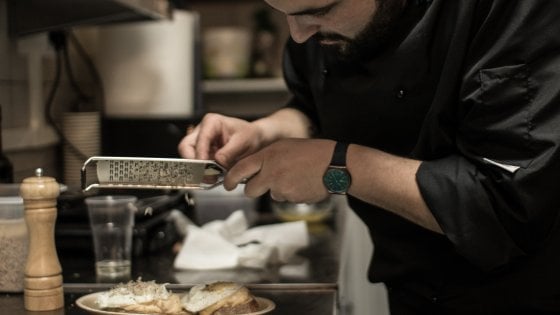 &nbsp;Lo chef Liberti mentre gratta il tartufo su un crostone